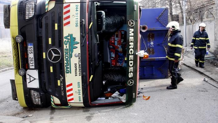 Kvůli nehodě kamionu s dusíkem evakuovali deset domů