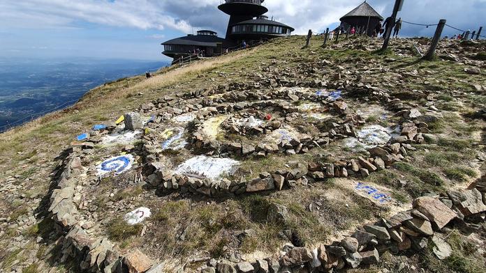 KRNAP pátral po vandalech ze Sněžky, přišli se přihlásit a dostali pokutu
