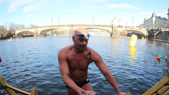 První Čech přeplaval jezero Loch Ness. O kousek mu unikl světový rekord