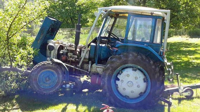 Pro vážně zraněného muže letěl vrtulník, přejel ho traktor