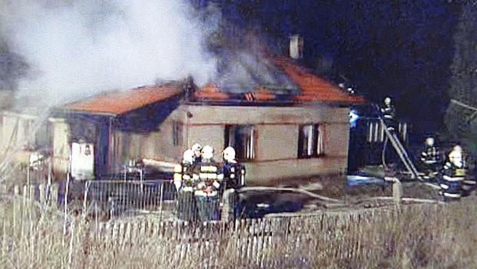 Výbuch plynu zapálil a zničil dům. Majitele málem zabil