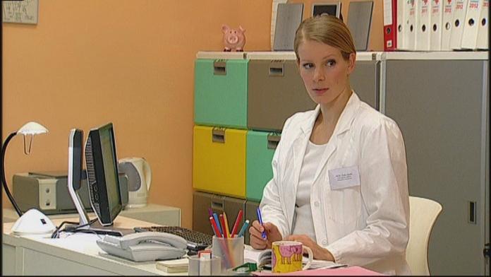 Opilý mladík demoloval auta na ulici, poničil také několik popelnic