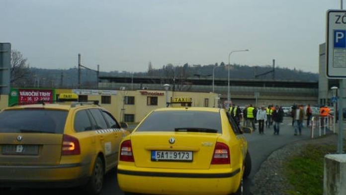 Taxikáři protestují už třetí den