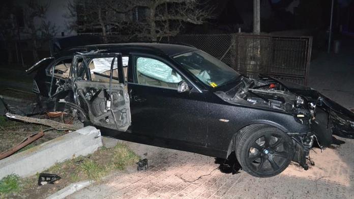 Řidič BMW vylétl ze silnice, srazil dívku, přerazil stromy a porazil sloup! Školačka (13) zemřela!