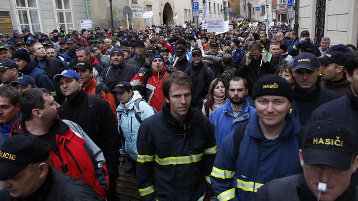Odboráři nesouhlasí s plošným snížením platů. Hrozí demonstracemi