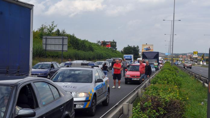 Kolaps na Jižní spojce! Nehoda zablokovala páteřní pražskou silnici