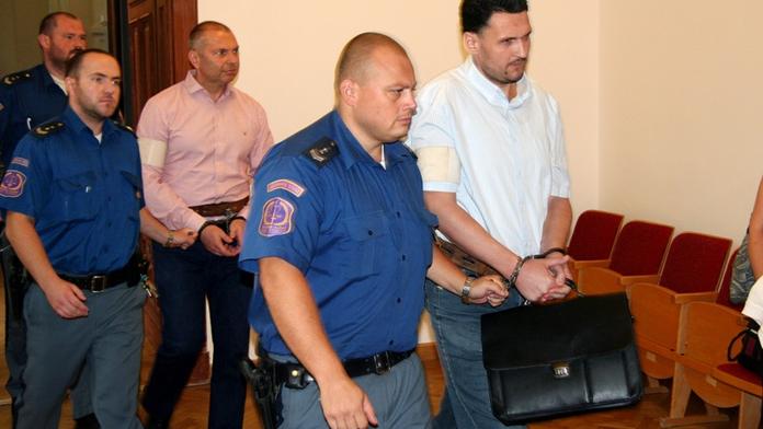Soud s policejními vyděrači z Toflova gangu: Hrozí jim 10 až 16 let vězení