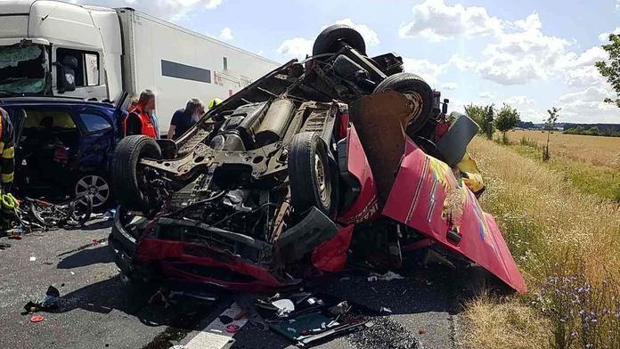 Při vážné autonehodě se zranilo sedm lidí, srážku nepřežil pes