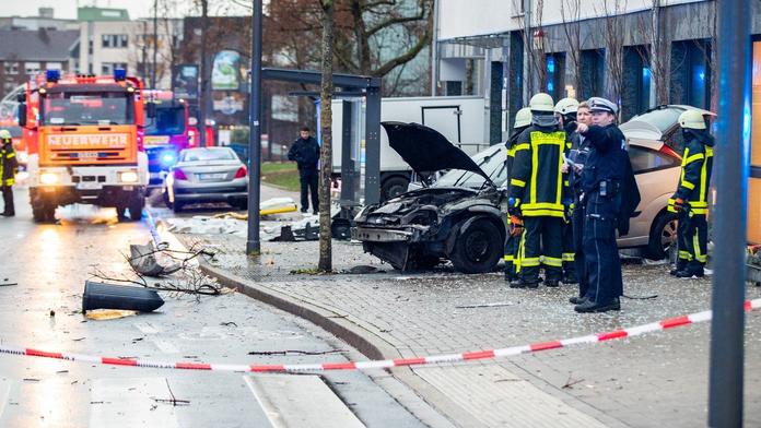 Auto vjelo v Německu do lidí: Jeden mrtvý, více zraněných