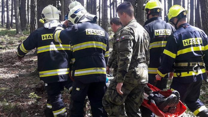 Tento výsadek se moc nepovedl. Vojákům museli vyjet na pomoc hasiči