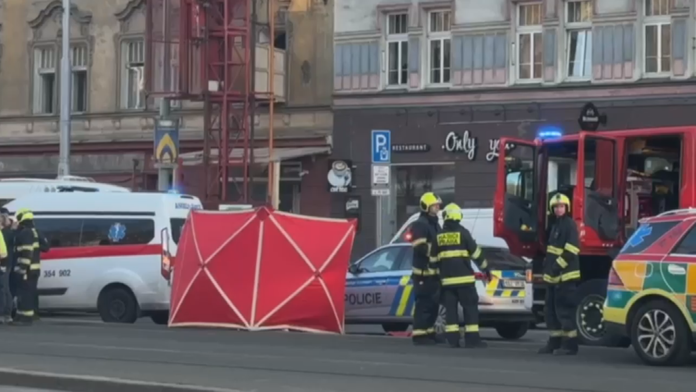 Tramvaj v Praze srazila ženu, pak ji ještě přejelo auto. Řidič z místa ujel