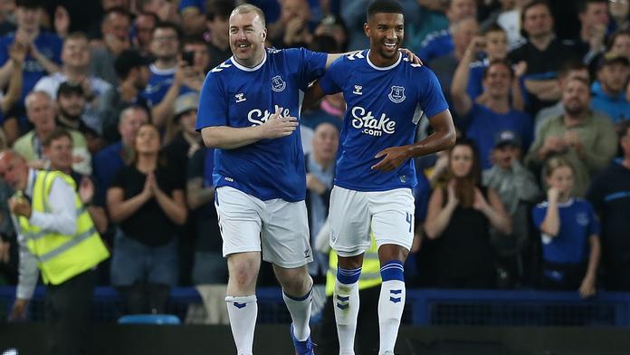 Everton ocenil svého fanouška. Za pomoc Ukrajině ho nechali kopnout penaltu