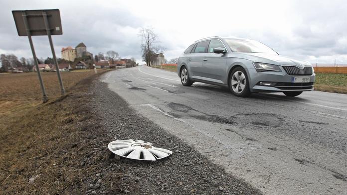 Alarmující stav silnic. Jak získat náhradu, když díra poničí auto?