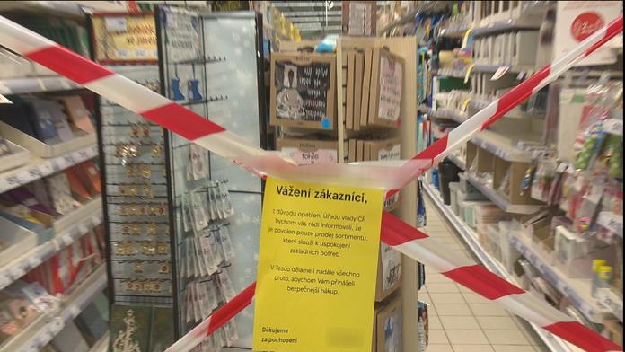 Pandemie většině Čechů "ušetřila". Místo nákupů byli doma