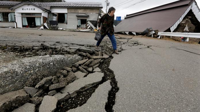 Japonskem otřáslo silné zemětřesení, tisíce lidí evakuovali