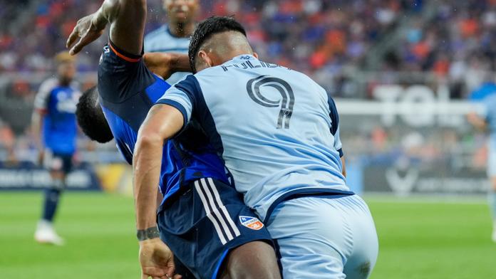 Brutální faul v zámoří. Fotbalista sestřelil hlavičkou soupeře a šel rovnou do sprch