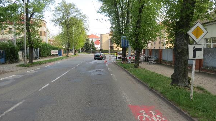 Batole vypadlo za jízdy z auta. Nehodu v Hradci prošetřuje policie