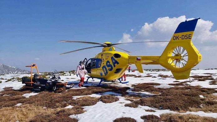 Skialpinisty v Krkonoších musel zachraňovat vrtulník. Záchranáři zuří