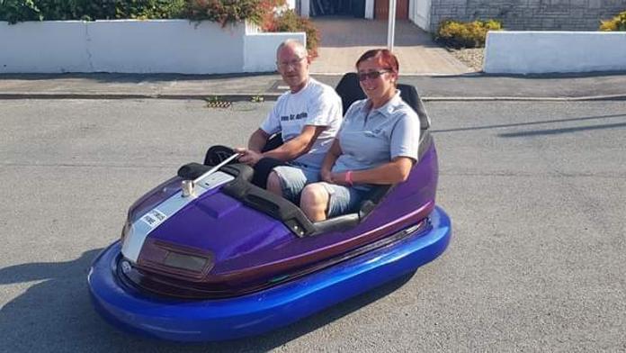 Ideál do města? Inženýr předělal pouťové autíčko, šokuje na silnici