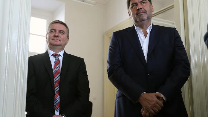 Hradní papaláš kašle na karanténu! Vrátil se z Číny a chodí po Praze