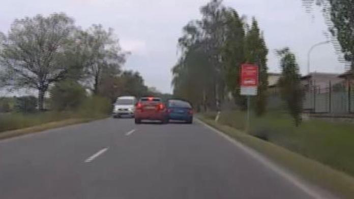 Řidiči se pohádali, jeden pak druhého vytlačil do protisměru!