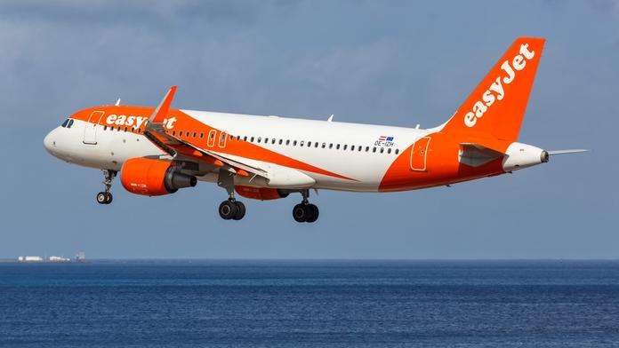 Oblíbené aerolinky ruší desítky letů. Na letištích uvázly tisíce lidí
