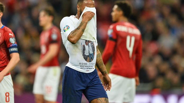 Potupil Čechy a ukázal mrtvého. Od UEFA hrozí Sterlingovi trest!