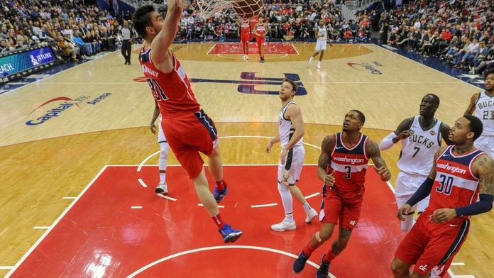 Washington nestačil na Milwaukee, ale Satoranský bavil fanoušky!