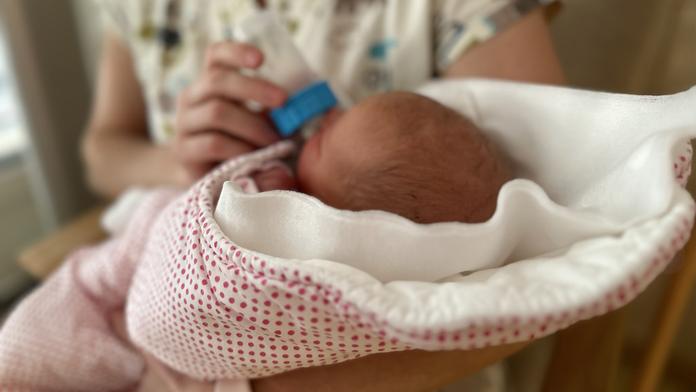 Holčička v babyboxu