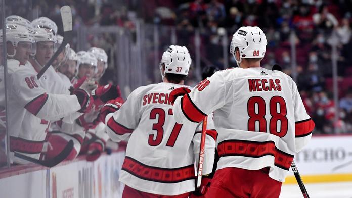 Carolina je kousek od rekordní senzace v NHL, chybí jedna výhra