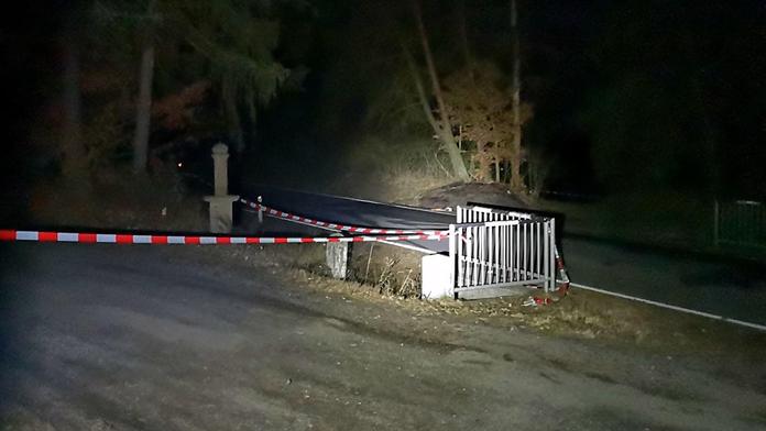 Tragédie na Plzeňsku. Po nárazu do mostku uhořel v autě člověk