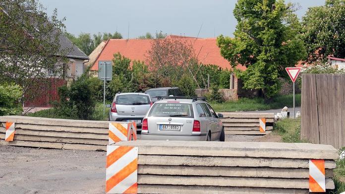 OBRAZEM: Slalom mezi panely na cestě k Pražskému okruhu