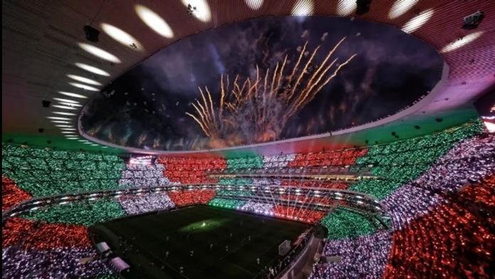 Tragédie na stadionu, kde začne MS. Opilý fanoušek zemřel po pádu z tribuny