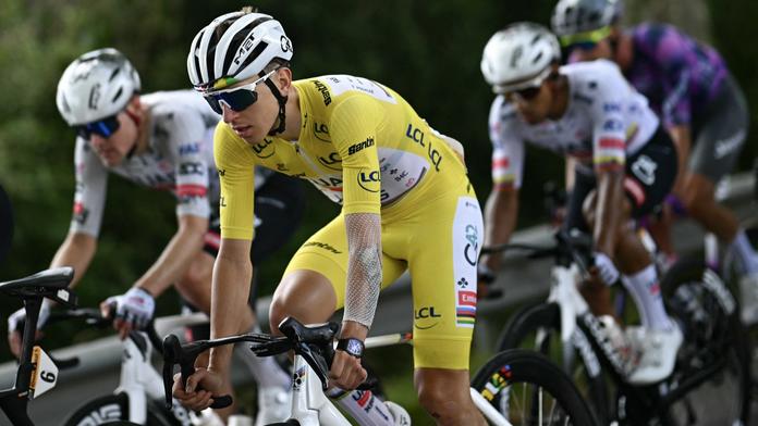 Hromadný pád na Tour způsobil divočinu. Pogačar čekal na svého rivala