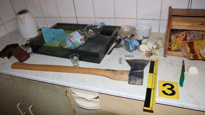 Muž načapal bratra v posteli se svou přítelkyní! Vzal na ně sekeru