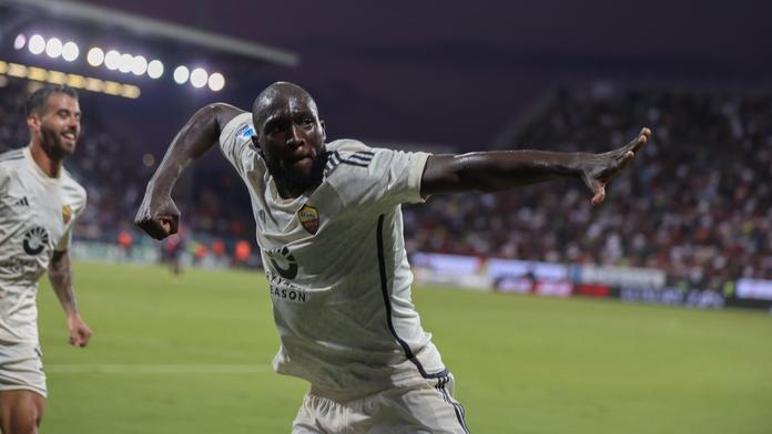Útočník AS Řím Romelu Lukaku slaví