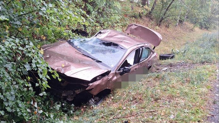 Na D7 auto proletělo svodidly. Skončilo zdemolované pod mostem
