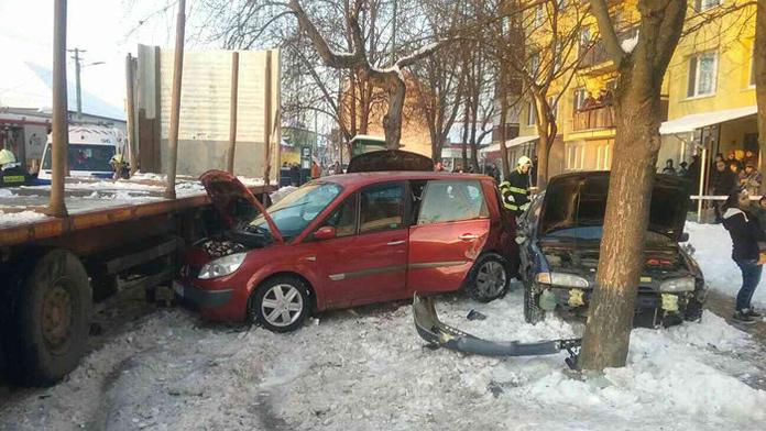 Kamion smetl auta, ta srazila lidi na zastávce! Jeden mrtvý