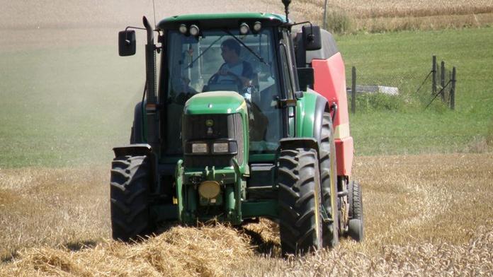 Na muže (†48) se převrátil jeho traktor, na místě zemřel