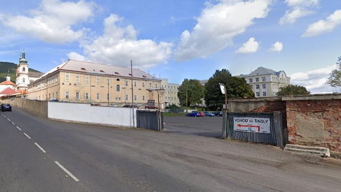 Policie řeší možné sexuální zneužívání nezletilých. Stíhá učitele školy