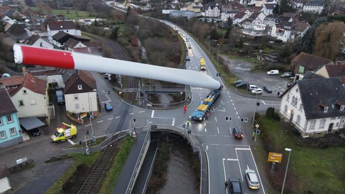 Dechberoucí záběry: Neuvěříte, že jde na náklaďáku převézt něco takového!