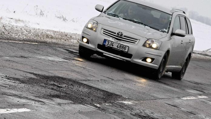 Poškodili jste si auto o díru na silnici? Víme jak vymáhat škodu!