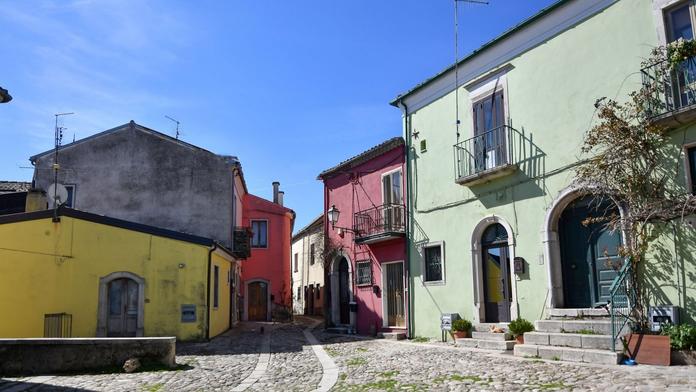 Kupte si dům za euro. Nabízí je Itálie, Chorvatsko i Francie. PŘEHLED