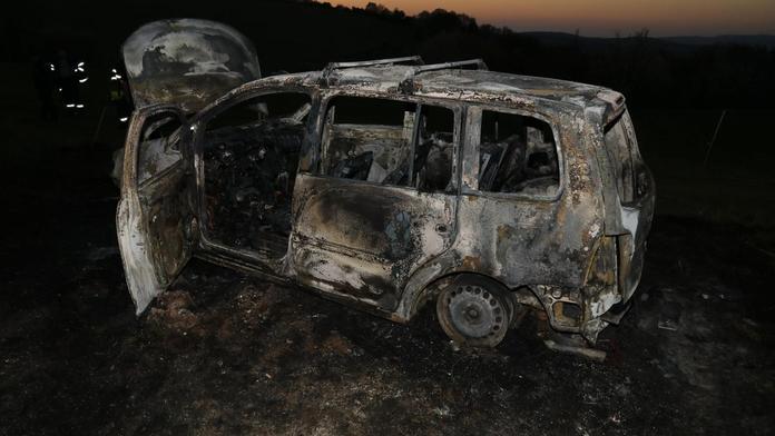 Žhavý výfuk zapálil trávu pod autem, požár zničil celé auto