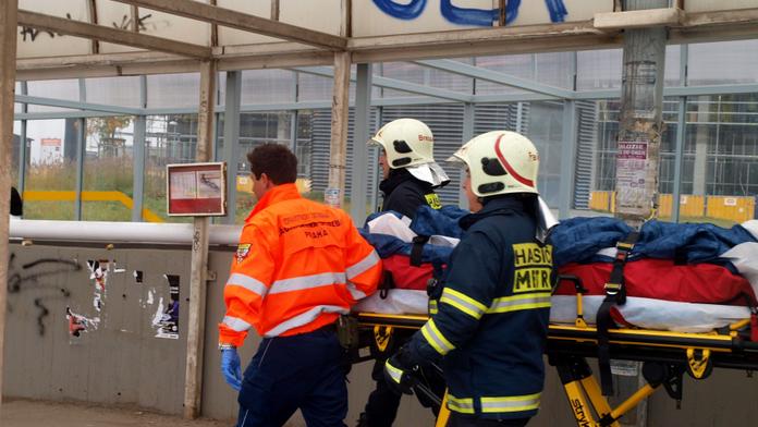 Dělník se zřítil při opravě ze střechy, těžce se zranil