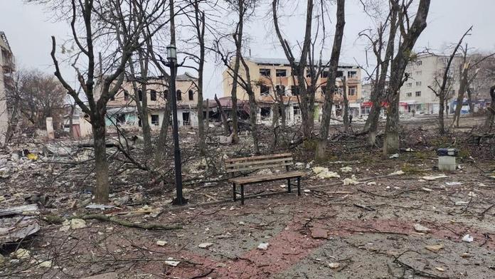 Izjum se stává novým Mariupolem. Lidé umírají hlady a bez léků, pohřbít je nelze