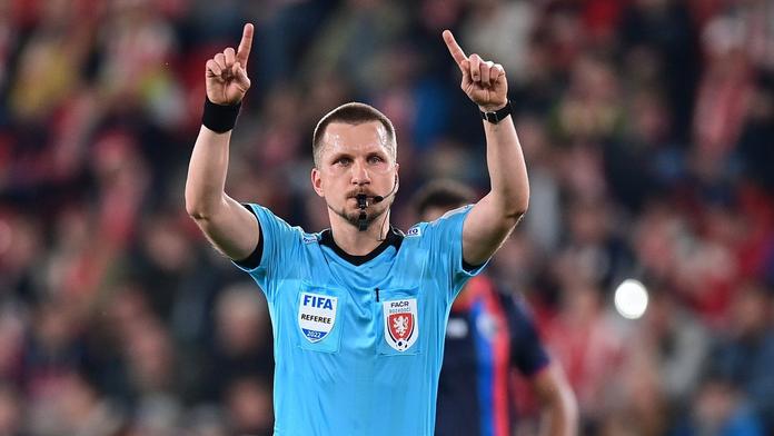 Fanoušci Slavie i Plzně nechápali, polský sudí vysvětlil penaltová rozhodnutí