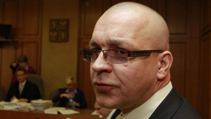 Nečekaný problém: Smí soud zakázat Škárkovi být poslancem?