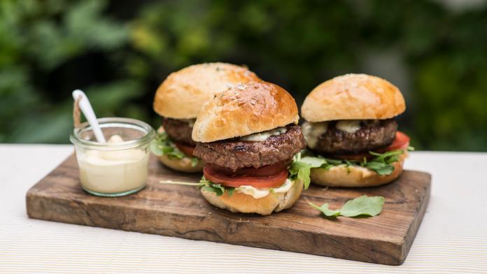 Burger je hitem grilovací sezóny! Jak na burger trochu jinak?