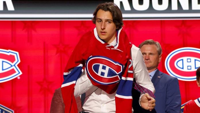 Jménem zaskočil, fanynka mu věnovala knížku. Nyní Rakušan podepsal v NHL